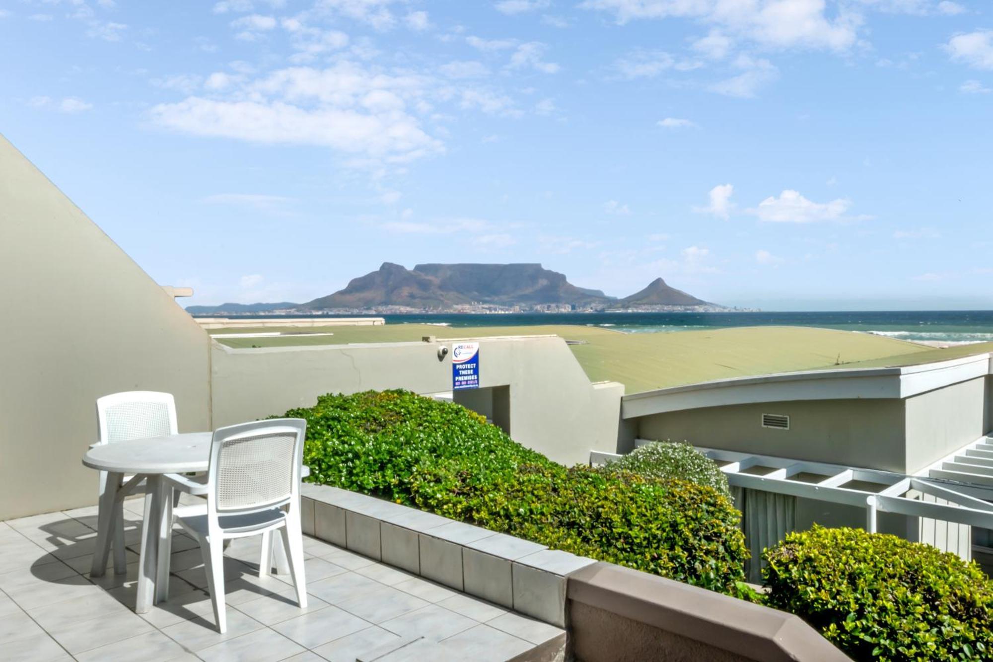 Dolphin Beach Hotel Self Catering Apartments Bloubergstrand Exterior photo