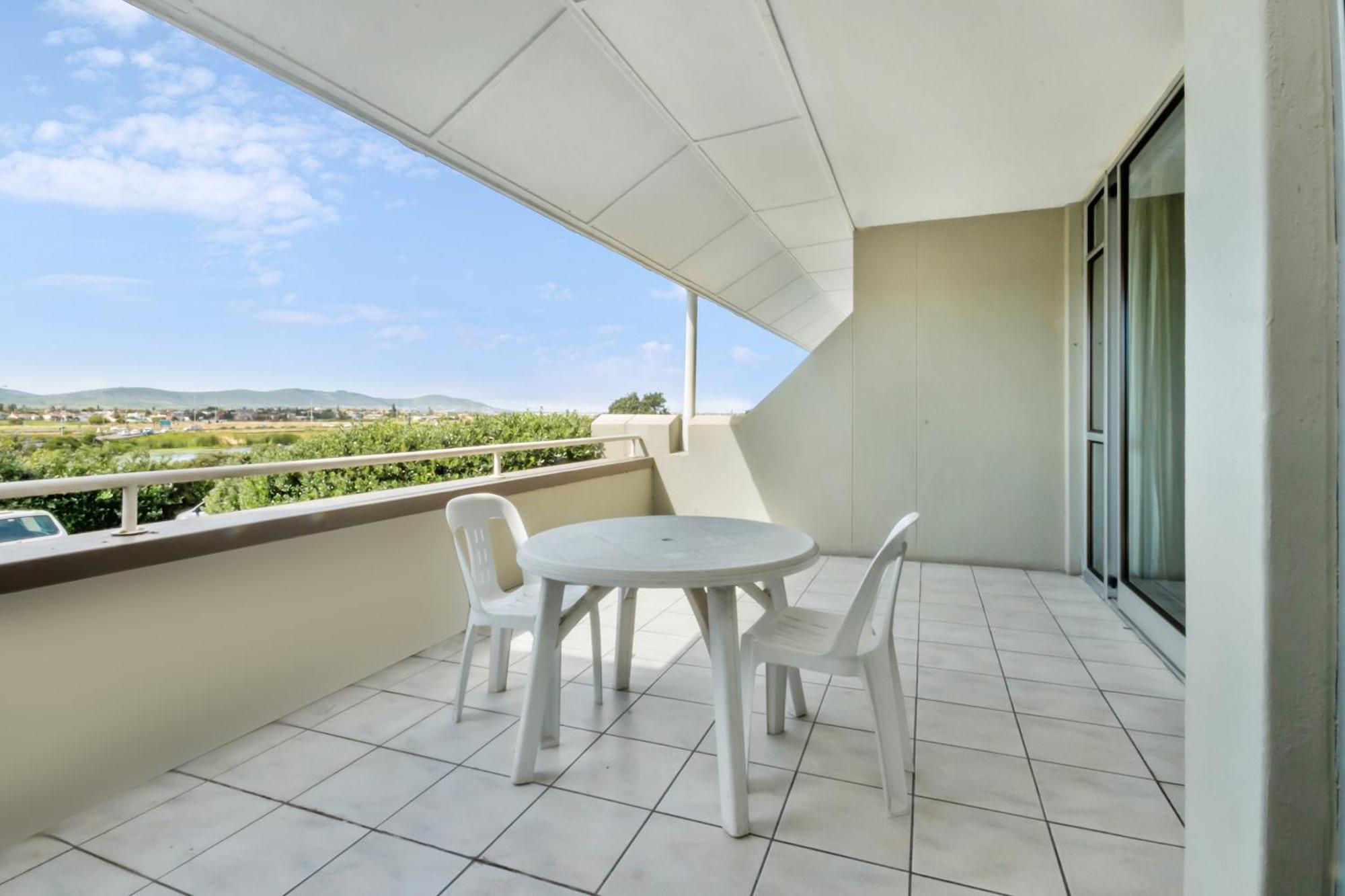 Dolphin Beach Hotel Self Catering Apartments Bloubergstrand Exterior photo