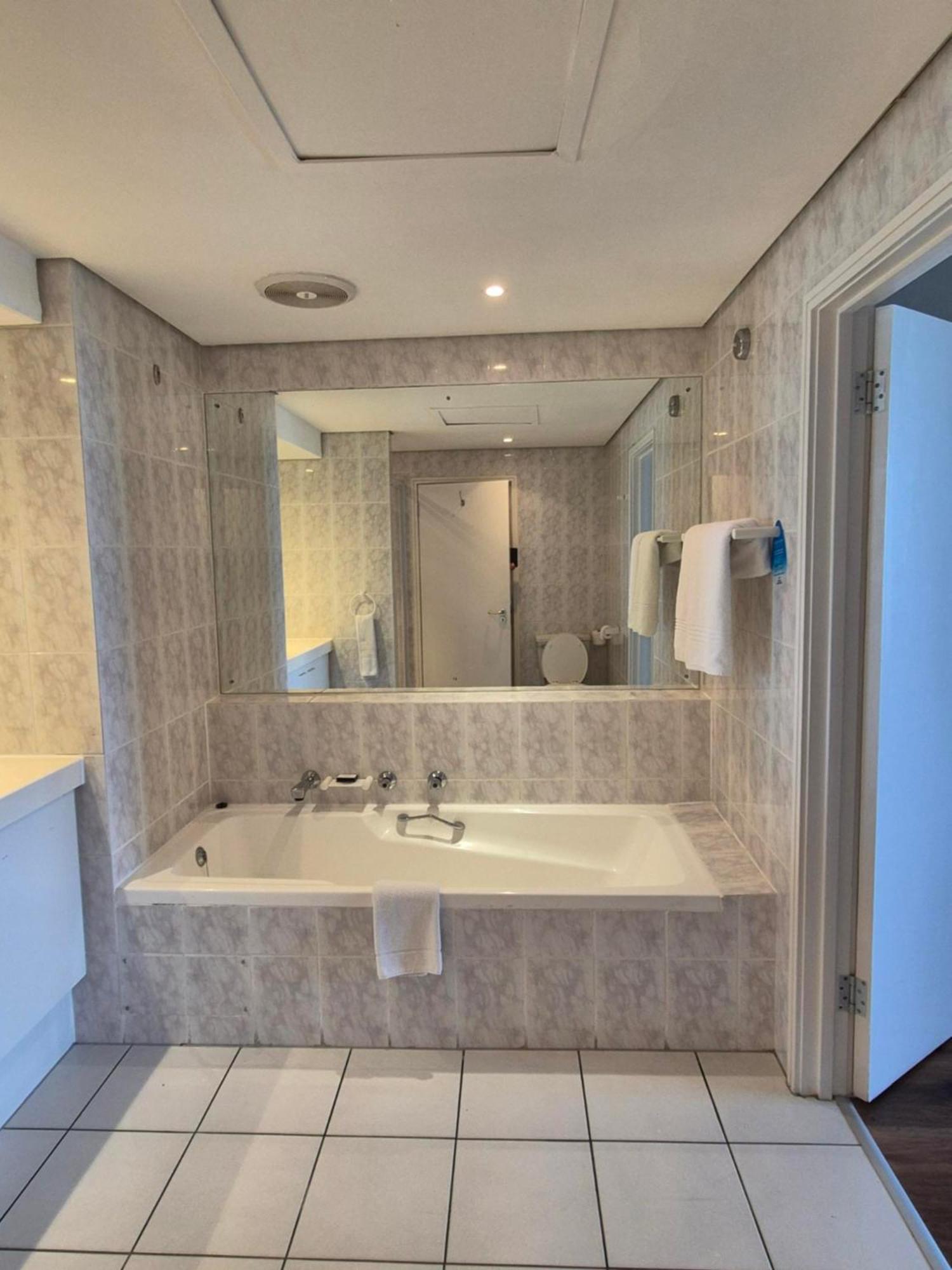Dolphin Beach Hotel Self Catering Apartments Bloubergstrand Exterior photo